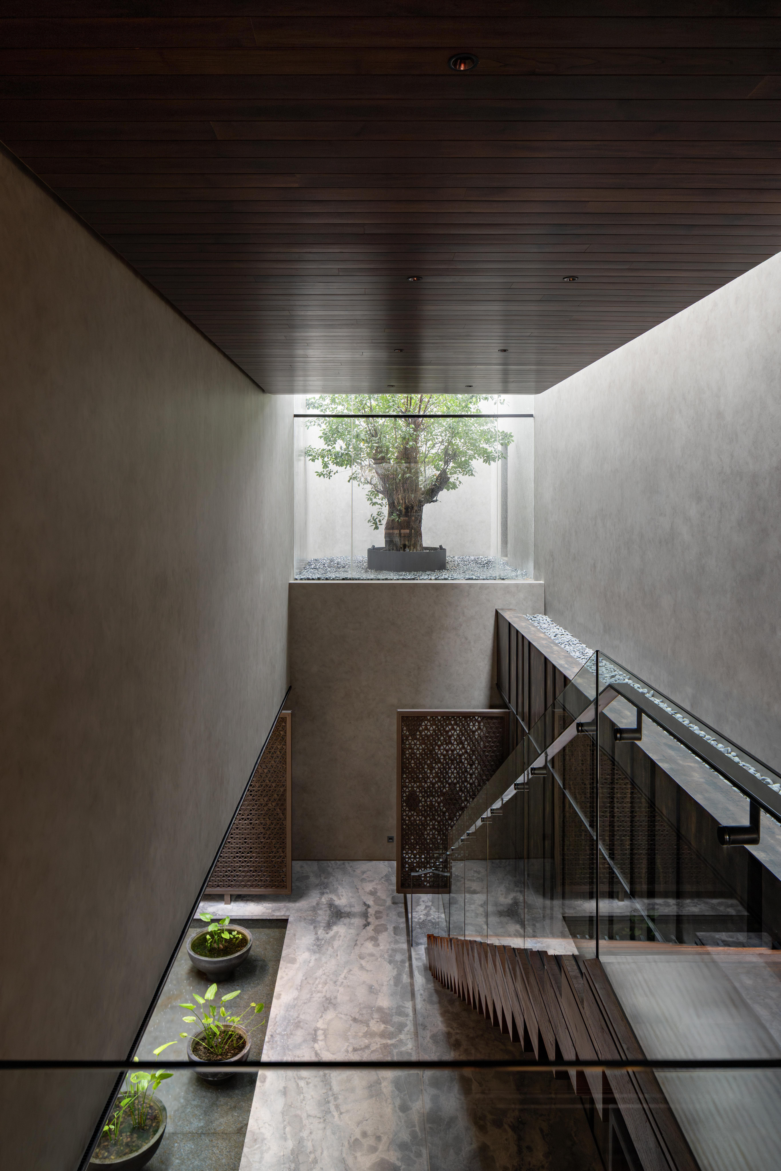 El House — detail